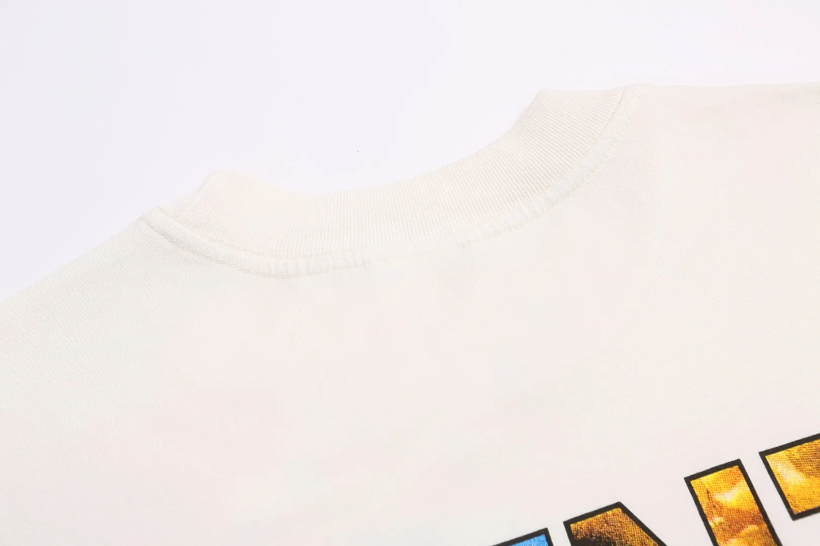 SAINT Michael FW25 vintage distressed round neck long-sleeved T-shirt with oil painting letters printed on the chest for spring and autumn. Fabric: 260g Style number: SM663 Size: S-M-L-XL Color: White Price: P144